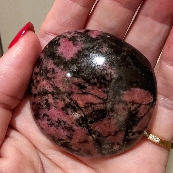 Beautiful Rhodonite Gallet/Palmstone - Picture 12 of 15